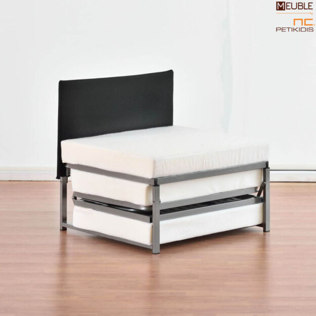 Πολυθρόνα κρεβάτι Κέα σε μοντέρνα γραμμή με πρακτικό και εύκολο άνοιγμα, που εύκολα μετατρέπεται σε κρεβάτι ενός ατόμου. Φοράει αδιάβροχο αλέκιαστο ύφασμα σε γκρι απόχρωση με εξώραφα φυτίλια μαύρα. Υπάρχει δυνατότητα αλλαγής υφάσματος. Λεπτομέρεια