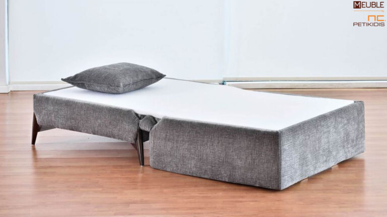 Πολυθρόνα κρεβάτι Μύκονος σε μοντέρνα γραμμή με πρακτικό και εύκολο άνοιγμα. Η πολυθρόνα ανοιχτή μετατρέπεται σε ένα άνετο κρεβάτι ενός ατόμου. Φοράει αδιάβροχο αλέκιαστο ύφασμα σε αποχρώσεις του γκρι. Υπάρχει δυνατότητα αλλαγής υφάσματος. Λεπτομέρεια.