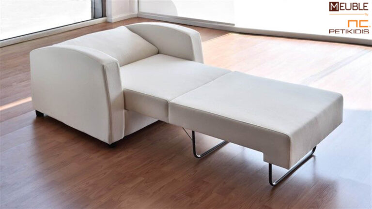 Πολυθρόνα κρεβάτι Σέριφος σε μοντέρνα γραμμή με πρακτικό και εύκολο άνοιγμα. Η πολυθρόνα ανοιχτή μετατρέπεται σε ένα άνετο κρεβάτι ενός ατόμου. Φοράει αδιάβροχο αλέκιαστο ύφασμα σε λευκή απόχρωση. Υπάρχει δυνατότητα αλλαγής υφάσματος. Λεπτομέρεια ανοίγματος.