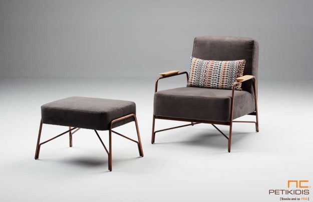 Πολυθρόνα Local με μεταλλικά πόδια και σκαμπώ με καφέ αλέκιαστο και αδιάβροχο ύφασμα.