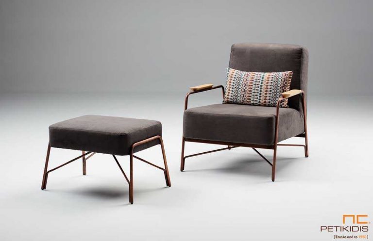 Πολυθρόνα Local με μεταλλικά πόδια και σκαμπώ με καφέ αλέκιαστο και αδιάβροχο ύφασμα.