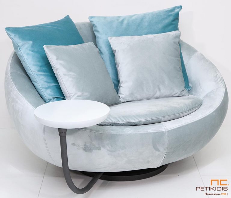 Πολυθρόνα Nest με μεταλλική βάση και τραπεζάκι με δυνατότητα περιστροφής και ύφασμα βελούδο αλέκιαστο και αδιάβροχο. Ο σχεδιασμός της δίνει τη μέγιστη δυνατότητα ανάπαυσης.