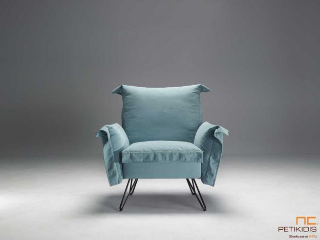 Πολυθρόνα People με μεταλλικά πόδια με ιδιαίτερα άνετο κάθισμα.