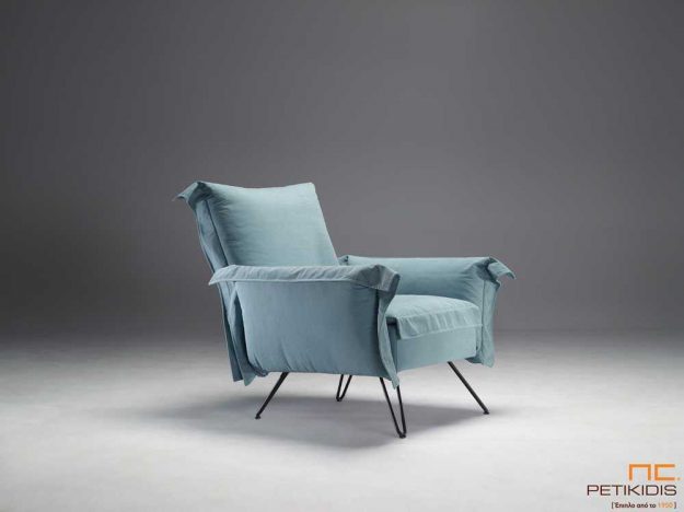 Πολυθρόνα People με μεταλλικά πόδια με ιδιαίτερα άνετο κάθισμα.