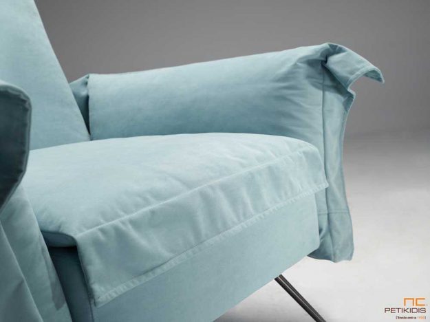 Πολυθρόνα People με μεταλλικά πόδια με ιδιαίτερα άνετο κάθισμα.Λεπτομέρεια.