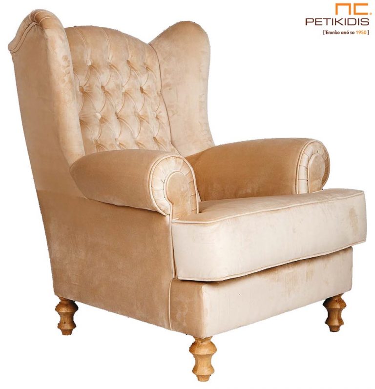 Πολυθρόνα Ρέα με καπιτονέ πλάτη και ξύλινα πόδια σε νεοκλασικό ύφος με βελούδινο μπεζ, αλέκιαστο και αδιάβροχο ύφασμα.