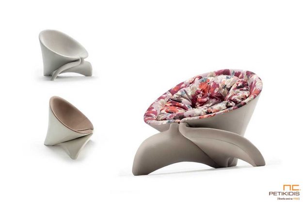 Πολυθρόνα Cone σε ιδιαίτερο σχεδιασμό με μεγάλη αίσθηση ανάπαυσης.Ύφασμα εξωτερικά αλέκιαστο και αδιάβροχο μονόχρωμο και εσωτερικά ύφασμα με λουλούδια σε καφέ κόκκινο συνδυασμό.