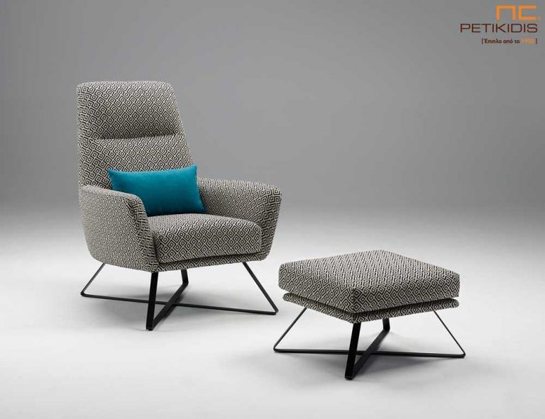 Πολυθρόνα Swing με μεταλλικά πόδια και σκαμπώ-υποπόδιο με ύφασμα σε γκρι αποχρώσεις.