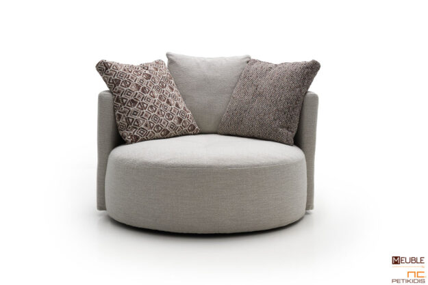 Η μοντέρνα περιστρεφόμενη πολυθρόνα Charleston προσφέρει την απόλυτη αισθητική και αξεπέραστη άνεση. Υπάρχει η δυνατότητα επιλογής χρωμάτων και υφασμάτων.