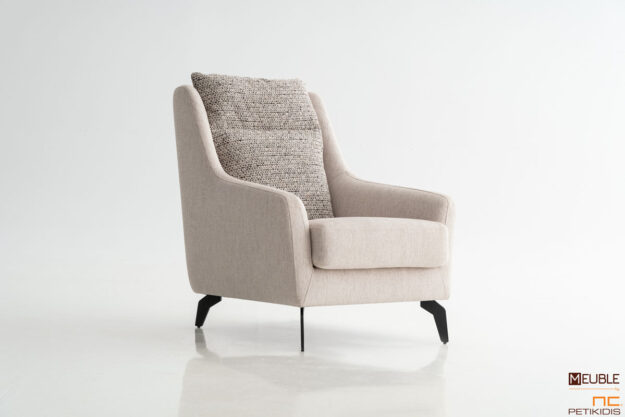 Μοντέρνα πολυθρόνα Elton κατασκευασμένη από ξύλινο σκελετό, αδιάβροχα υφάσματα σε άσπρο και γκρί χρώμα και σιδερένια πόδια. Υπάρχει η δυνατότητα επιλογής χρωμάτων και υφασμάτων.