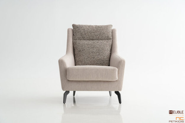 Μοντέρνα πολυθρόνα Elton κατασκευασμένη από ξύλινο σκελετό, αδιάβροχα υφάσματα σε άσπρο και γκρί χρώμα και σιδερένια πόδια. Υπάρχει η δυνατότητα επιλογής χρωμάτων και υφασμάτων.