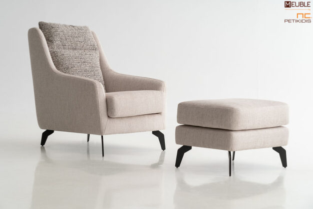 Μοντέρνα πολυθρόνα Elton κατασκευασμένη από ξύλινο σκελετό, αδιάβροχα υφάσματα σε άσπρο και γκρί χρώμα και σιδερένια πόδια. Υπάρχει η δυνατότητα επιλογής χρωμάτων και υφασμάτων. Συνδυάζεται υπέροχα με το υποπόδιο Elton, κατασκευασμένο με τα ίδια τεχνικά χαρακτηριστικά, προσφέροντας την απόλυτη άνεση.