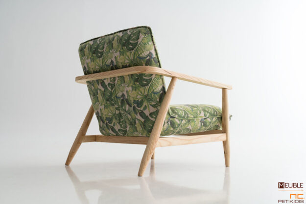 Πολυθρόνα Fanny, υψηλής αισθητικής, κατασκευασμένη από μασίφ ξύλο Δεσποτάκι (Μέλιο), με άνετες μαξιλάρες ντυμένες με αδιάβροχο και αλέκιαστο ύφασμα σε άσπρο και πράσινο χρώμα. Υπάρχει η δυνατότητα αλλαγής χρωμάτων στο ξύλο καθώς και των υφασμάτων. Λεπτομέρεια πλάτης.