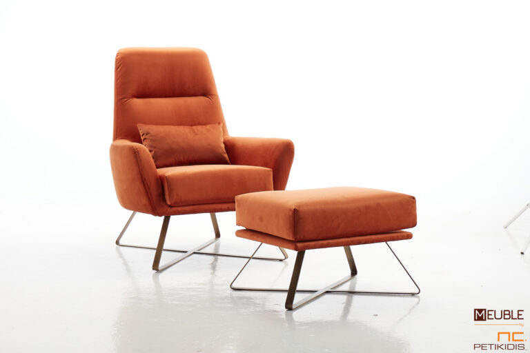 Πολυθρόνα Swing με μεταλλικά πόδια και σκαμπώ-υποπόδιο με ύφασμα βελούδο αλέκιαστο σε πορτοκαλί αποχρώσεις.