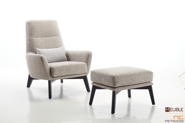 Πολυθρόνα Swing με μασίφ ξύλινα πόδια και σκαμπώ-υποπόδιο με ύφασμα σε γκρι αποχρώσεις.