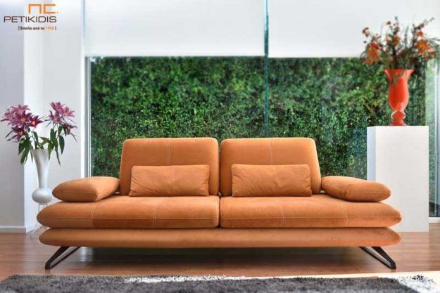 Κλασική Τραπεζαρία Καναπές Albert με μηχανισμούς στην πλάτη και στα μπράτσα και μεταλλικά πόδια. Το ύφασμα σε κεραμιδί χρώμα είναι αλέκιαστο και αδιάβροχο.