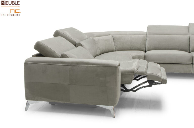 Σαλόνι γωνία Alzira ιταλικής κατασκευής της εταιρίας Cubo rosso, ντυμένος με γνήσιο δέρμα. Διαθέτει δύο μπράτσα και μηχανισμούς ανάκλησης στην πλάτη και στο κάθισμα. Δυνατότητα κατασκευής του και σε ύφασμα. Μοντέρνο και άκρως αναπαυτικό.