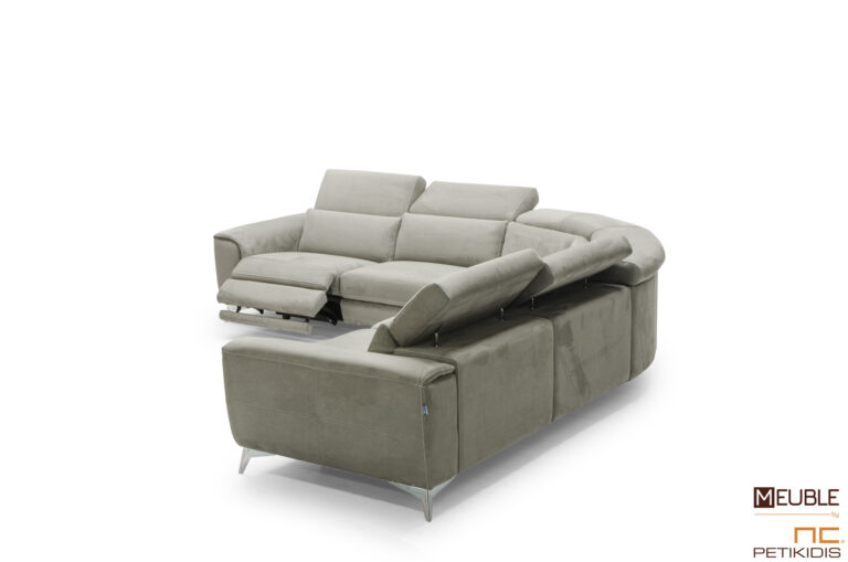 Σαλόνι γωνία Alzira ιταλικής κατασκευής της εταιρίας Cubo rosso, ντυμένος με γνήσιο δέρμα. Διαθέτει δύο μπράτσα και μηχανισμούς ανάκλησης στην πλάτη και στο κάθισμα. Δυνατότητα κατασκευής του και σε ύφασμα. Μοντέρνο και άκρως αναπαυτικό.