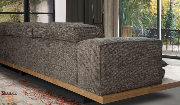 Λεπτομέρεια καναπέ γωνία Bolero. Εντυπωσιακός και μοντέρνος σχεδιασμός με σενίλ ψαθωτό ύφασμα σε καφέ τόνους αδιάβροχο και αλέκιαστο. Η βάση του είναι από μασίφ ξύλο δρυς ρουστίκ σε φυσικό χρώμα και μεταλλικά πόδια. Διαθέτει μαξιλάρια με ανάκληση στην πλάτη για καλύτερη στήριξη και αναπαυτικό κάθισμα.