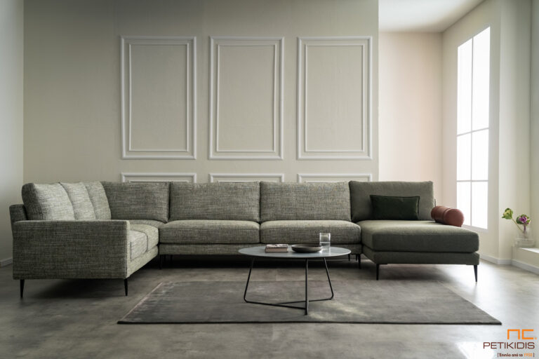 Σαλόνι γωνία Candy σε σχήμα 'Πι' με μεταλλικά πόδια. Το πράσινο ύφασμά του είναι σε συνδυασμό δύο διαφορετικών πλέξεων και τα αποσπόμενα μπράτσα δίνουν ευελιξία στη χρήση. Μοντέρνο και minimal δίνει ένα elegant style στο χώρο. Διατίθεται σε μεγάλη ποικιλία διαστάσεων και υφασμάτων.