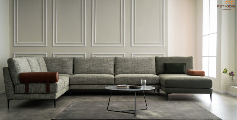 Σαλόνι γωνία Candy σε σχήμα 'Πι' με μεταλλικά πόδια. Το πράσινο ύφασμά του είναι σε συνδυασμό δύο διαφορετικών πλέξεων και τα αποσπόμενα μπράτσα δίνουν ευελιξία στη χρήση. Μοντέρνο και minimal δίνει ένα elegant style στο χώρο. Διατίθεται σε μεγάλη ποικιλία διαστάσεων και υφασμάτων.