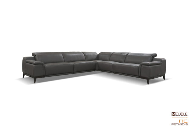 Σαλόνι γωνία Demetra ιταλικής κατασκευής της εταιρίας Cubo rosso ντυμένος με γνήσιο δέρμα και ξύλινη βάση. Διαθέτει ηλεκτρικές ανακλήσεις στην πλάτη και στο κάθισμα για μεγαλύτερη ανάπαυση. Διατίθεται σε μεγάλη ποικιλία χρωμάτων και διαστάσεων. Υπάρχει η δυνατότητα παραγωγής του με ύφασμα. Μοντέρνο και άκρως αναπαυτικό.