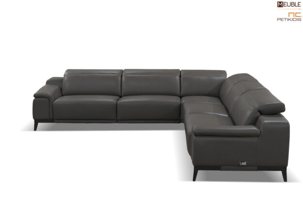 Σαλόνι γωνία Demetra ιταλικής κατασκευής της εταιρίας Cubo rosso ντυμένος με γνήσιο δέρμα και ξύλινη βάση. Διαθέτει ηλεκτρικές ανακλήσεις στην πλάτη και στο κάθισμα για μεγαλύτερη ανάπαυση. Διατίθεται σε μεγάλη ποικιλία χρωμάτων και διαστάσεων. Υπάρχει η δυνατότητα παραγωγής του με ύφασμα. Μοντέρνο και άκρως αναπαυτικό.