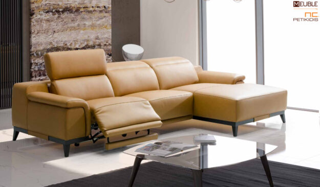 Σαλόνι γωνία Demetra ιταλικής κατασκευής της εταιρίας Cubo rosso ντυμένος με γνήσιο δέρμα και ξύλινη βάση. Διαθέτει ηλεκτρικές ανακλήσεις στην πλάτη και στο κάθισμα για μεγαλύτερη ανάπαυση. Διατίθεται σε μεγάλη ποικιλία χρωμάτων και διαστάσεων. Υπάρχει η δυνατότητα παραγωγής του με ύφασμα. Μοντέρνο και άκρως αναπαυτικό.