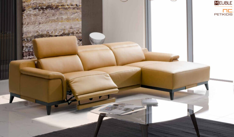 Σαλόνι γωνία Demetra ιταλικής κατασκευής της εταιρίας Cubo rosso ντυμένος με γνήσιο δέρμα και ξύλινη βάση. Διαθέτει ηλεκτρικές ανακλήσεις στην πλάτη και στο κάθισμα για μεγαλύτερη ανάπαυση. Διατίθεται σε μεγάλη ποικιλία χρωμάτων και διαστάσεων. Υπάρχει η δυνατότητα παραγωγής του με ύφασμα. Μοντέρνο και άκρως αναπαυτικό.