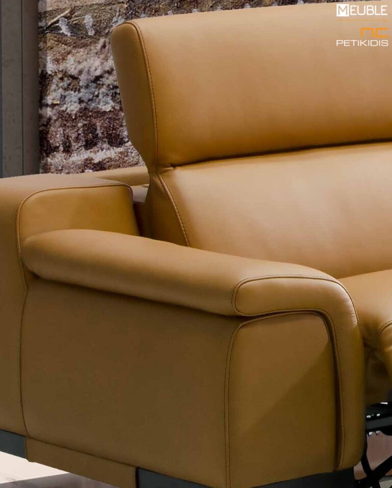 Σαλόνι γωνία Demetra ιταλικής κατασκευής της εταιρίας Cubo rosso ντυμένος με γνήσιο δέρμα και ξύλινη βάση. Διαθέτει ηλεκτρικές ανακλήσεις στην πλάτη και στο κάθισμα για μεγαλύτερη ανάπαυση. Διατίθεται σε μεγάλη ποικιλία χρωμάτων και διαστάσεων. Υπάρχει η δυνατότητα παραγωγής του με ύφασμα. Μοντέρνο και άκρως αναπαυτικό. Λεπτομέρεια μπράτσου.