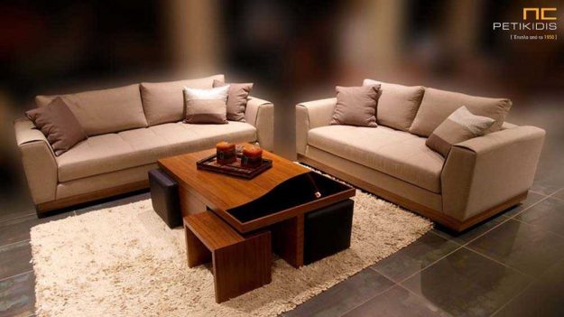 Κλασική Τραπεζαρία Σαλόνι Ferrero σε διθέσιο και τριθέσιο καναπέ με ξύλινη βάση και μονόχρωμο μπεζ ύφασμα αλέκιαστο και αδιάβροχο.