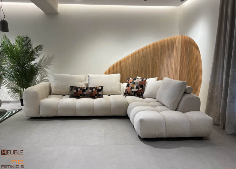 Σαλόνι γωνία Domino σε μοντέρνο και minimal style. Διατίθεται σε λευκό χρώμα υφάσματος αλέκιαστο και αδιάβροχο αλλά και σε μεγάλη ποικιλία άλλων χρωμάτων.