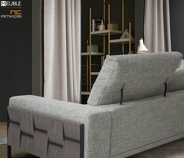 Σαλόνι γωνία Hamilton με δυνατότητα αλλαγής θέσης στο μαξιλάρι της πλάτης για μεγαλύτερη ανάπαυση και εκμετάλλευσης όλου του βάθους καθίσματος. Το ιδιαίτερο μπράτσο και τα μεταλλικά πόδια δίνουν "αέρα" στον καναπέ. Το ύφασμά του σε γκρι αποχρώσεις είναι αλέκιαστο και αδιάβροχο αλλά μπορεί να κατασκευαστεί σε μεγάλη ποικιλία χρωμάτων και διαστάσεων. Λεπτομέρεια πλάτης και μπράτσου.