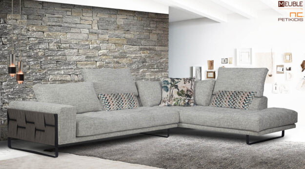 Σαλόνι γωνία Hamilton με δυνατότητα αλλαγής θέσης στο μαξιλάρι της πλάτης για μεγαλύτερη ανάπαυση και εκμετάλλευσης όλου του βάθους καθίσματος. Το ιδιαίτερο μπράτσο και τα μεταλλικά πόδια δίνουν "αέρα" στον καναπέ. Το ύφασμά του σε γκρι αποχρώσεις είναι αλέκιαστο και αδιάβροχο αλλά μπορεί να κατασκευαστεί σε μεγάλη ποικιλία χρωμάτων και διαστάσεων.