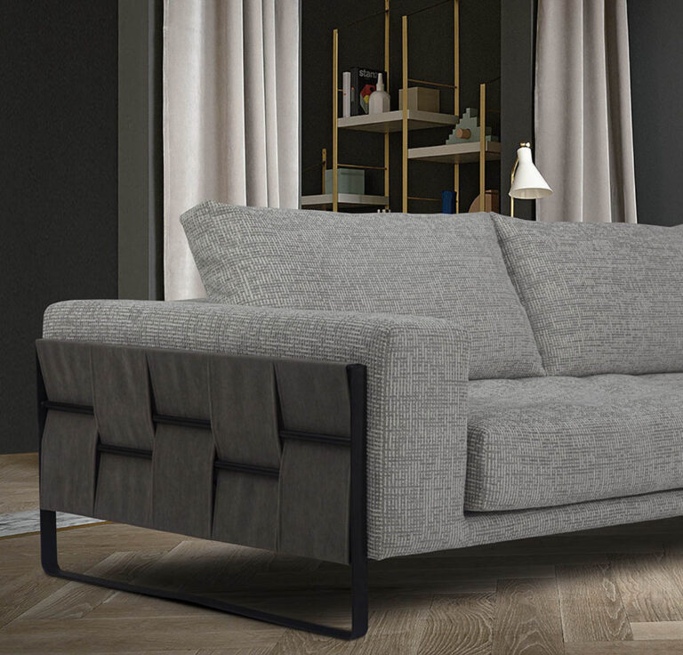 Σαλόνι γωνία Hamilton με δυνατότητα αλλαγής θέσης στο μαξιλάρι της πλάτης για μεγαλύτερη ανάπαυση και εκμετάλλευσης όλου του βάθους καθίσματος. Το ιδιαίτερο μπράτσο και τα μεταλλικά πόδια δίνουν "αέρα" στον καναπέ. Το ύφασμά του σε γκρι αποχρώσεις είναι αλέκιαστο και αδιάβροχο αλλά μπορεί να κατασκευαστεί σε μεγάλη ποικιλία χρωμάτων και διαστάσεων. Λεπτομέρεια μπράτσου.