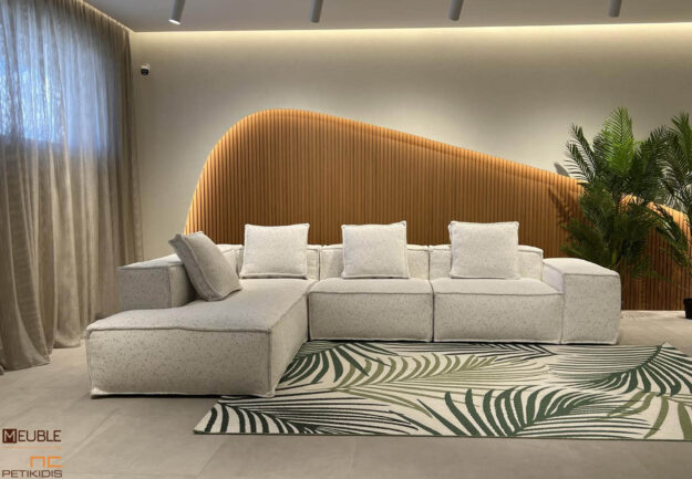 Σαλόνι γωνία Maroso σε μοντέρνο και minimal style. Διατίθεται σε λευκό χρώμα υφάσματος αλέκιαστο και αδιάβροχο αλλά και σε μεγάλη ποικιλία άλλων χρωμάτων. Χαρακτηριστικό του είναι η δυνατότητα αφαίρεσης των καλυμμάτων για εύκολο καθάρισμα.