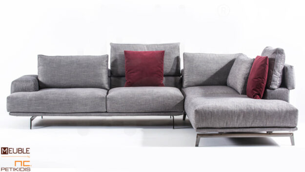 Σαλόνι γωνία Ocean με δυνατότητα αλλαγής θέσης στο μαξιλάρι της πλάτης για μεγαλύτερη ανάπαυση και εκμετάλλευσης όλου του βάθους καθίσματος. Τα μεταλλικά πόδια δίνουν "αέρα" και το ύφασμά του είναι σε γκρι αποχρώσεις είναι αλέκιαστο και αδιάβροχο αλλά μπορεί να κατασκευαστεί σε μεγάλη ποικιλία χρωμάτων και διαστάσεων.