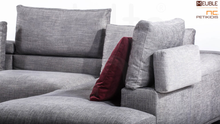 Σαλόνι γωνία Ocean με δυνατότητα αλλαγής θέσης στο μαξιλάρι της πλάτης για μεγαλύτερη ανάπαυση και εκμετάλλευσης όλου του βάθους καθίσματος. Τα μεταλλικά πόδια δίνουν "αέρα" και το ύφασμά του είναι σε γκρι αποχρώσεις είναι αλέκιαστο και αδιάβροχο αλλά μπορεί να κατασκευαστεί σε μεγάλη ποικιλία χρωμάτων και διαστάσεων. Λεπτομέρεια πλάτης.