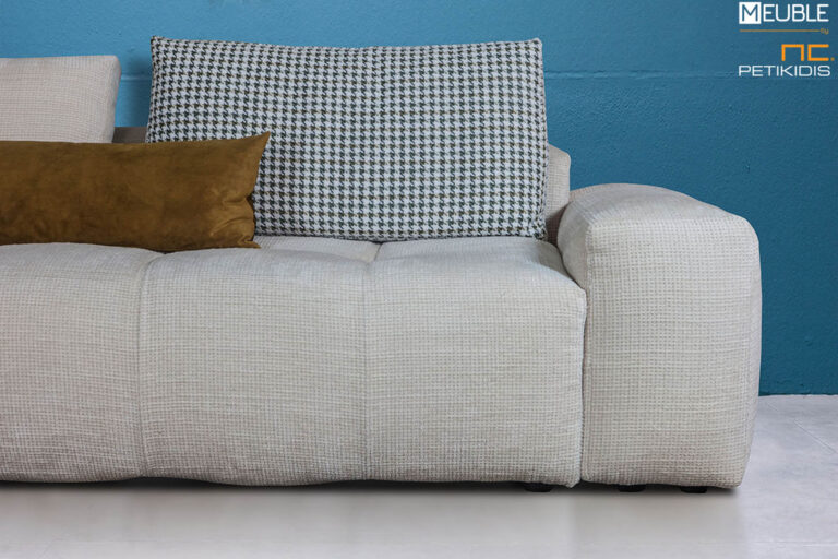 Καναπές γωνία Pixel. Εντυπωσιακός και μοντέρνος σχεδιασμός με σενίλ ύφασμα σε λευκούς τόνους αδιάβροχο και αλέκιαστο. Το τελείωμα της γωνίας είναι σκαμπώ σε ιδιαίτερο ντεσέν. Όλο το ύφασμά του είναι αποσπώμενο για να μπορέσει να πλυθεί όταν το θελήσετε. Λεπτομέρεια.