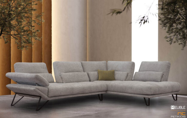 Σαλόνι γωνία Rock σε μοντέρνες γραμμές. Οι μηχανισμοί στην πλάτη δίνουν τη δυνατότητα να εκμεταλλευτείτε όλο το βάθος του καναπέ για μεγαλύτερη άνεση. Τα μεταλλικά πόδια δίνουν "αέρα" στον κάθε καναπέ και η ανάκληση στο μπράτσο τονίζει την άνεση του σαλονιού. Το γκρι ύφασμα είναι αλέκιαστο και αδιάβροχο αλλά μπορεί να κατασκευαστεί σε μεγάλη ποικιλία χρωμάτων και διαστάσεων.