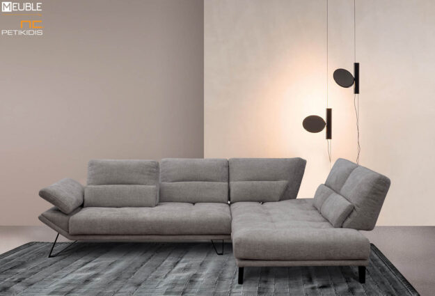 Σαλόνι γωνία Rock σε μοντέρνες γραμμές. Οι μηχανισμοί στην πλάτη δίνουν τη δυνατότητα να εκμεταλλευτείτε όλο το βάθος του καναπέ για μεγαλύτερη άνεση. Τα μεταλλικά πόδια δίνουν "αέρα" στον κάθε καναπέ και η ανάκληση στο μπράτσο τονίζει την άνεση του σαλονιού. Το γκρι ύφασμα είναι αλέκιαστο και αδιάβροχο αλλά μπορεί να κατασκευαστεί σε μεγάλη ποικιλία χρωμάτων και διαστάσεων.