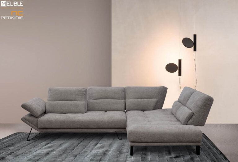 Σαλόνι γωνία Rock σε μοντέρνες γραμμές. Οι μηχανισμοί στην πλάτη δίνουν τη δυνατότητα να εκμεταλλευτείτε όλο το βάθος του καναπέ για μεγαλύτερη άνεση. Τα μεταλλικά πόδια δίνουν "αέρα" στον κάθε καναπέ και η ανάκληση στο μπράτσο τονίζει την άνεση του σαλονιού. Το γκρι ύφασμα είναι αλέκιαστο και αδιάβροχο αλλά μπορεί να κατασκευαστεί σε μεγάλη ποικιλία χρωμάτων και διαστάσεων.