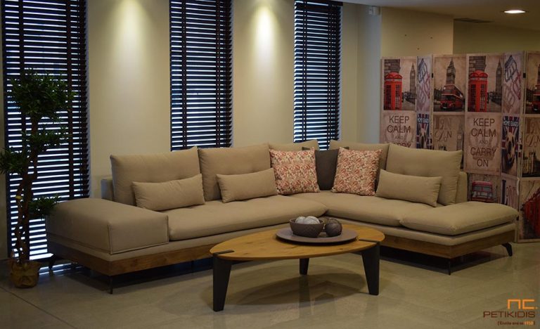 Σαλόνι γωνία Amelie με δρυς ρουστίκ βάση και μεταλλικά πόδια σε εκρού ύφασμα αδιάβροχο.