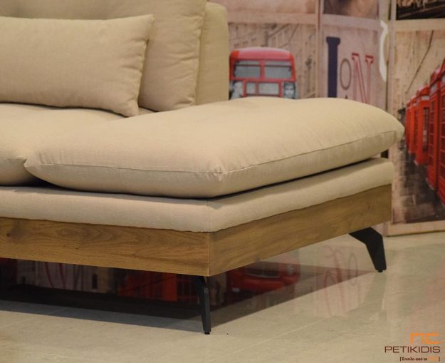 Σαλόνι γωνία Amelie με δρυς ρουστίκ βάση και μεταλλικά πόδια σε εκρού ύφασμα αδιάβροχο. Λεπτομέρεια.