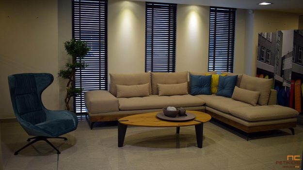 Σαλόνι γωνία Amelie με δρυς ρουστίκ βάση και μεταλλικά πόδια σε εκρού ύφασμα αδιάβροχο. Συνδυάζεται με την πολυθρόνα Nova σε βελούδο αδιάβροχο ύφασμα.