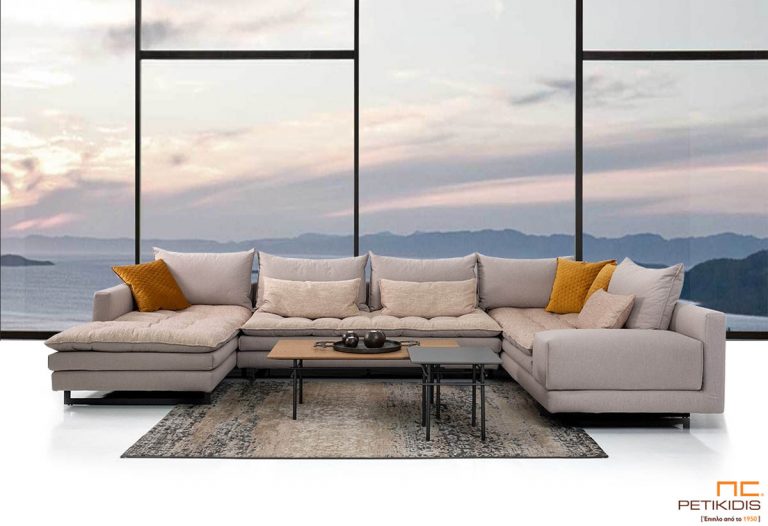 Σαλόνι γωνία Bolivar σε σχήμα 'πι' με διπλό καπιτονέ μαξιλάρι στο κάθισμα για μεγαλύτερη ανάπαυση. Ύφασμα λινό εκρου και διακοσμητικά μαξιλάρια κίτρινα σε καπιτονέ βελούδο.