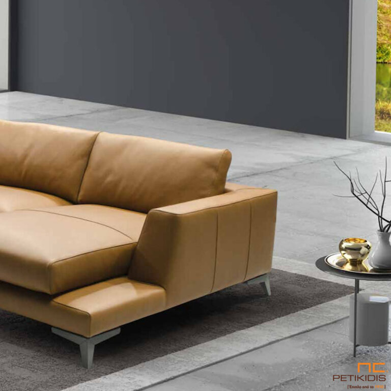 Σαλόνι γωνία Bric με δέρμα σε χρώμα "καμηλό" και ξύλινα πόδια. Ιταλικός σχεδιασμός της εταιρείας Cubo Rosso.Διατίθεται σε μεγάλη ποικιλία χρωμάτων και διαστάσεων. Διαθέσιμο και σε μεγάλη ποικιλία υφασμάτων. Glamour minimal μοντέρνα αισθητική στο χώρο. Λεπτομέρεια ανάκλιντρου.