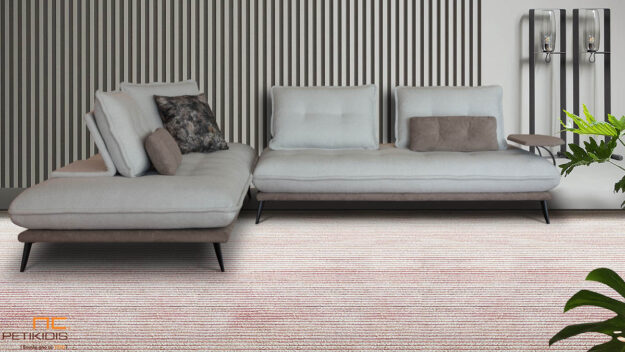 Κλασική Τραπεζαρία Σαλόνι γωνία Chicago σε μοντέρνες λιτές γραμμές. Διαθέτει πρωτοποριακούς μηχανισμούς στην πλάτη που δίνουν τη δυνατότητα να κλείσουν και να ελευθερώσουν όλο το κάθισμα μετατρέποντάς το σε κρεβάτι. Το μεταλλικό μπράτσο μπορεί να τοποθετηθεί και στις δύο πλευρές της γωνίας. Τα μεταλλικά πόδια δίνουν "αέρα" στον όγκο του κάθε καναπέ και το ύφασμά του είναι αλέκιαστο αδιάβροχο σε δύο αποχρώσεις του μπεζ- καφέ. Μπορεί να κατασκευαστεί σε μεγάλη ποικιλία διαστάσεων και χρωμάτων.