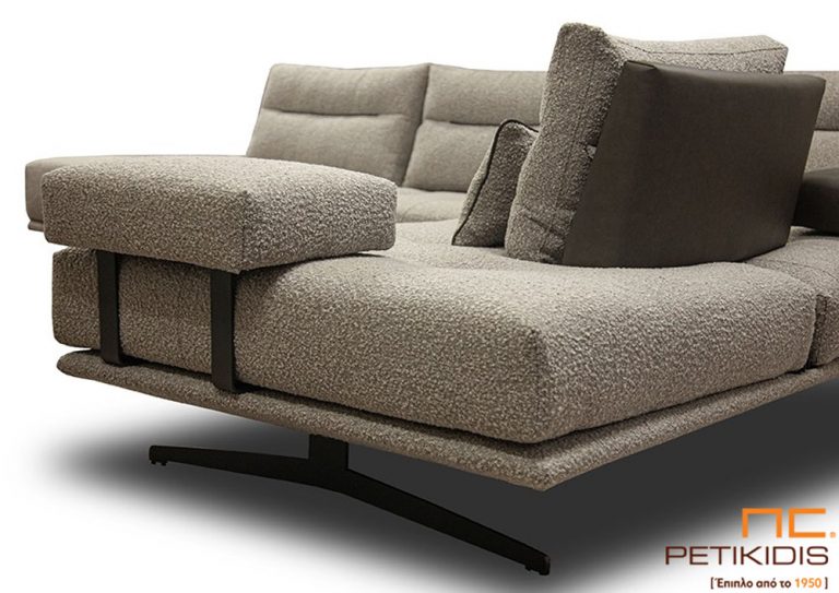 Σαλόνι γωνία Como με μοντέρνο σχεδιασμό. Τα μεταλλικά πόδια δίνουν μια ανάλαφρη αίσθηση. Διαθέτει ένα χαμηλό μπράτσο και ένα ακόμα που δίνει την δυνατότητα να μετακινηθεί εύκολα. Η πλάτη του διαθέτει μηχανισμούς δίνοντας μεγαλύτερο βάθος στο κάθισμα. Μοντέρνο και minimal. Το ύφασμα μπορεί να αφαιρεθεί από όλο το σύνολο του καναπέ.