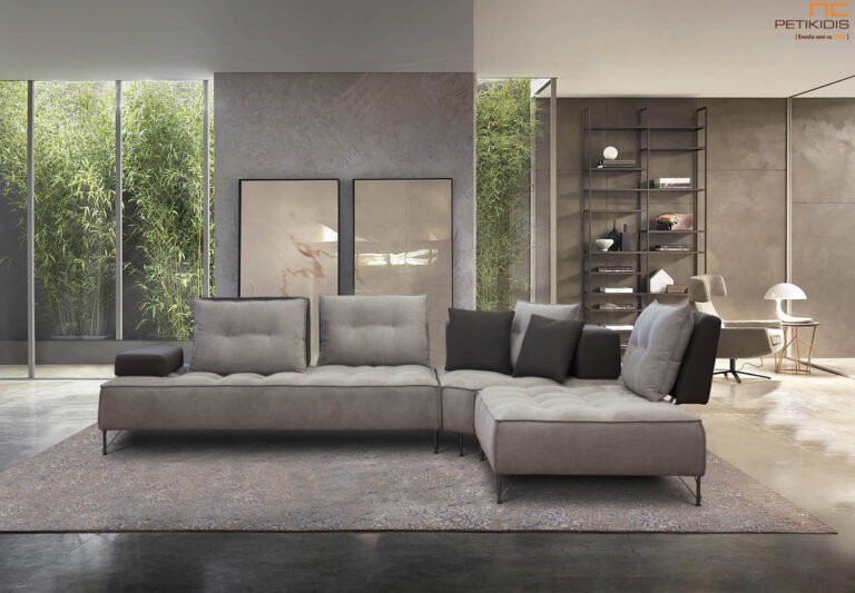 Σαλόνι γωνία Dallas σε μοντέρνες γραμμές. Οι μηχανισμοί στην πλάτη δίνουν τη δυνατότητα να εκμεταλλευτείτε όλο το βάθος του καναπέ για μεγαλύτερη άνεση. Τα μεταλλικά πόδια δίνουν "αέρα" στον κάθε καναπέ. Το μπράτσο είναι με βαρίδι και μπορεί να αλλάξει θέση ανάλογα με τις ανάγκες σας. Το μπεζ ύφασμα είναι αλέκιαστο και αδιάβροχο και η διχρωμία στην πλάτη τονίζει το σχεδιασμό του σαλονιού. Μπορεί να κατασκευαστεί σε μεγάλη ποικιλία χρωμάτων και διαστάσεων.